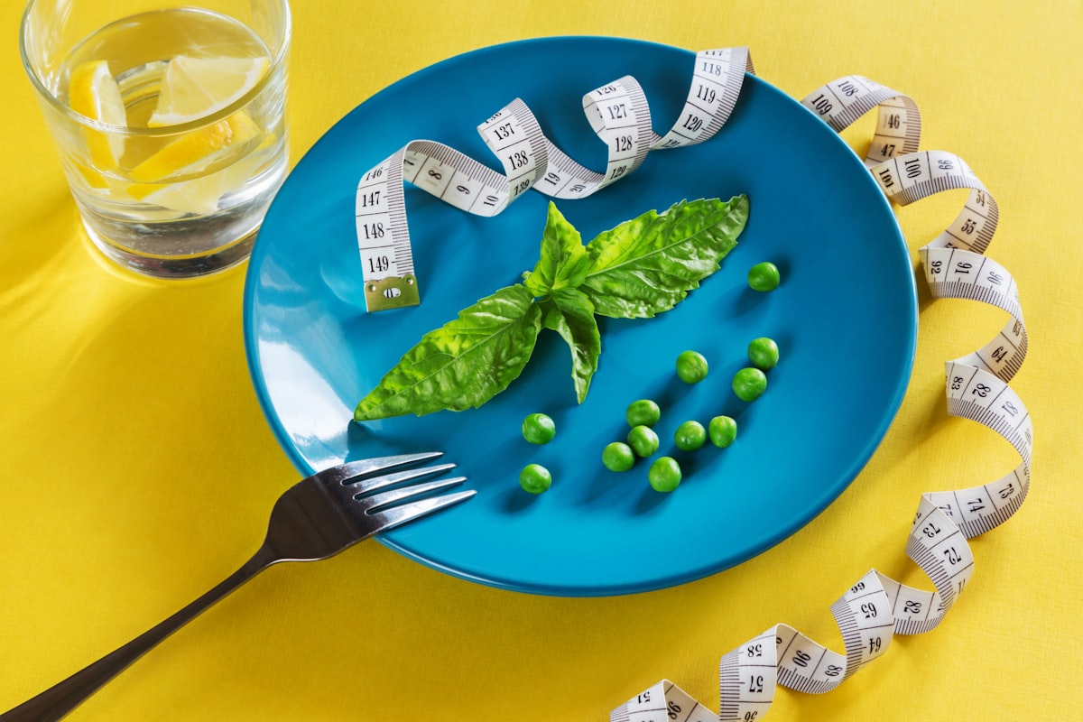 Expertos en nutrición evaluando plan dietético